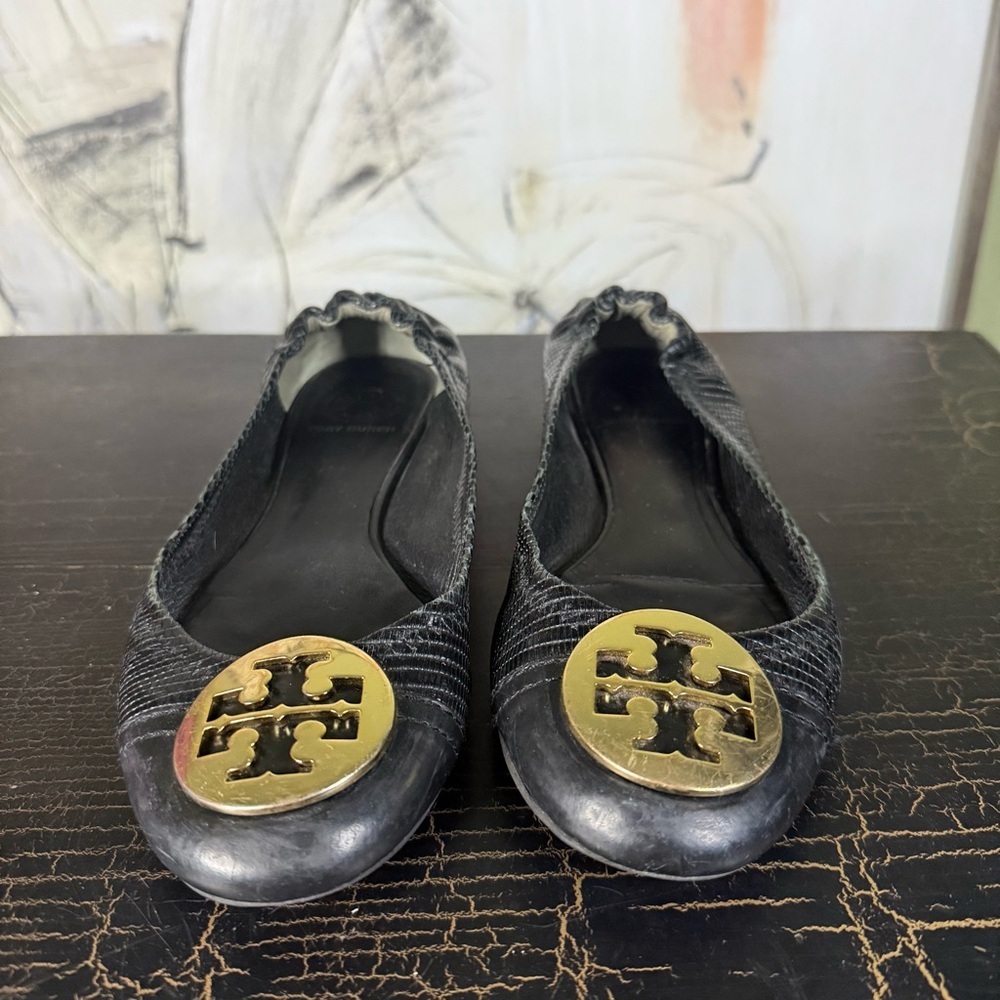 Tory Burch Textured Black Flats with Gold Emblem - Picture 4 of 12